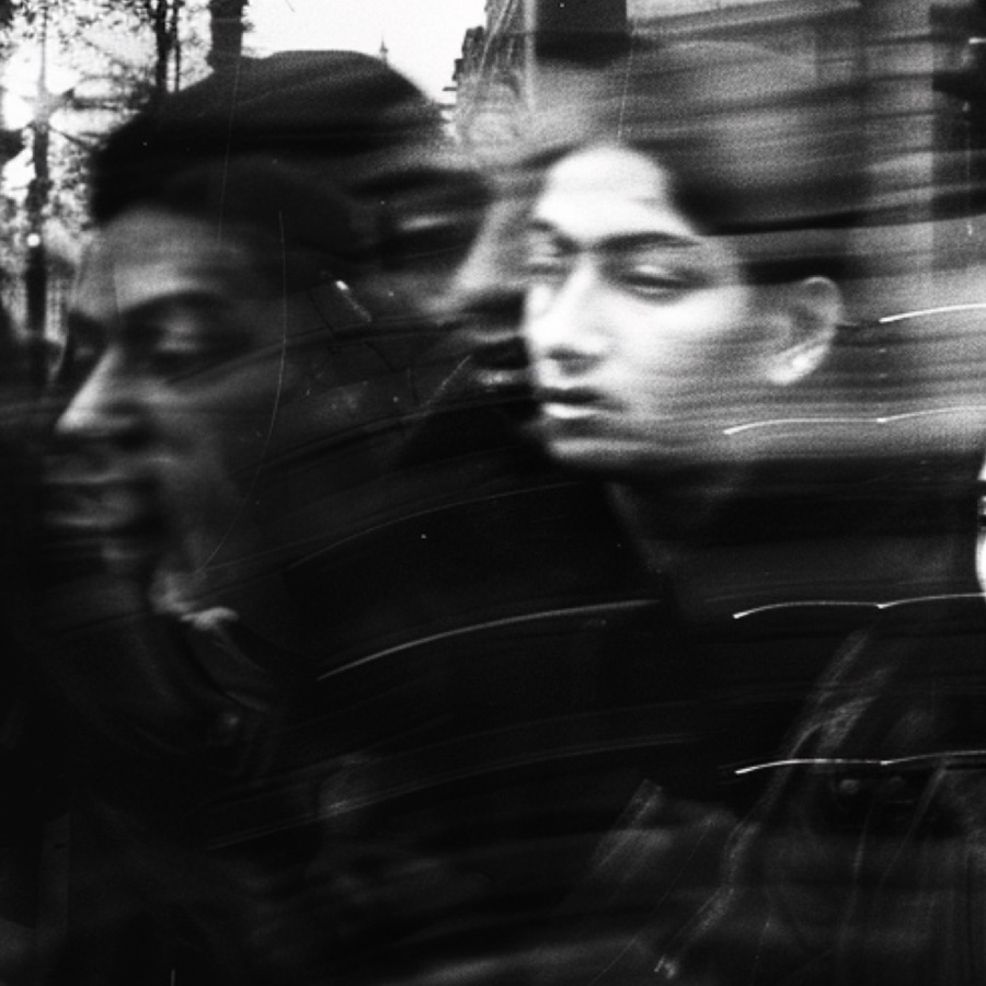 Walking in the streets of Turin with the phone in my hands, scrolling feeds and sending messages